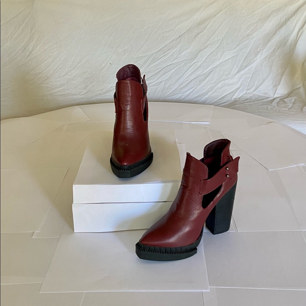 L&K Maroon Boots Heels size: 6.5 woman’s (used)